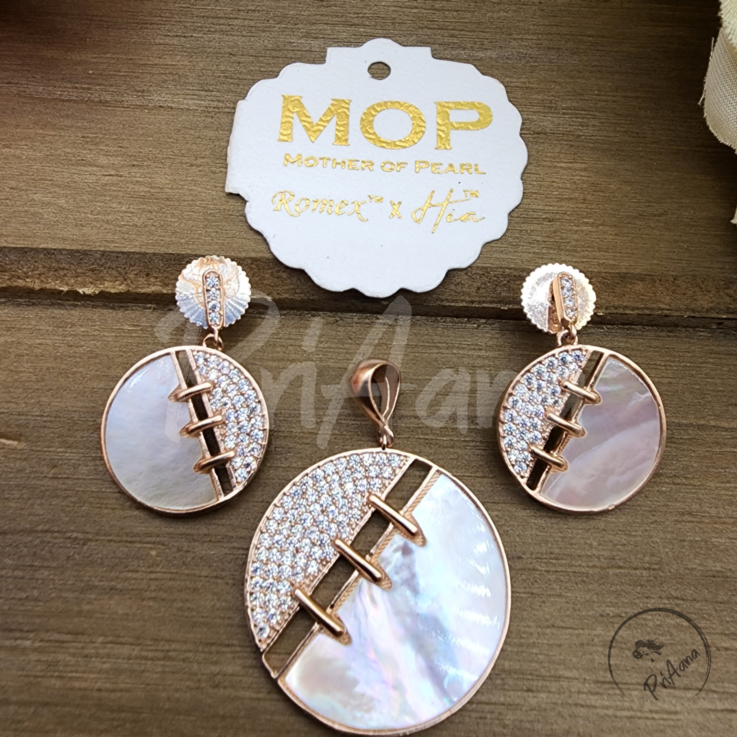 Drsika Mother of Pearl Pendant Set
