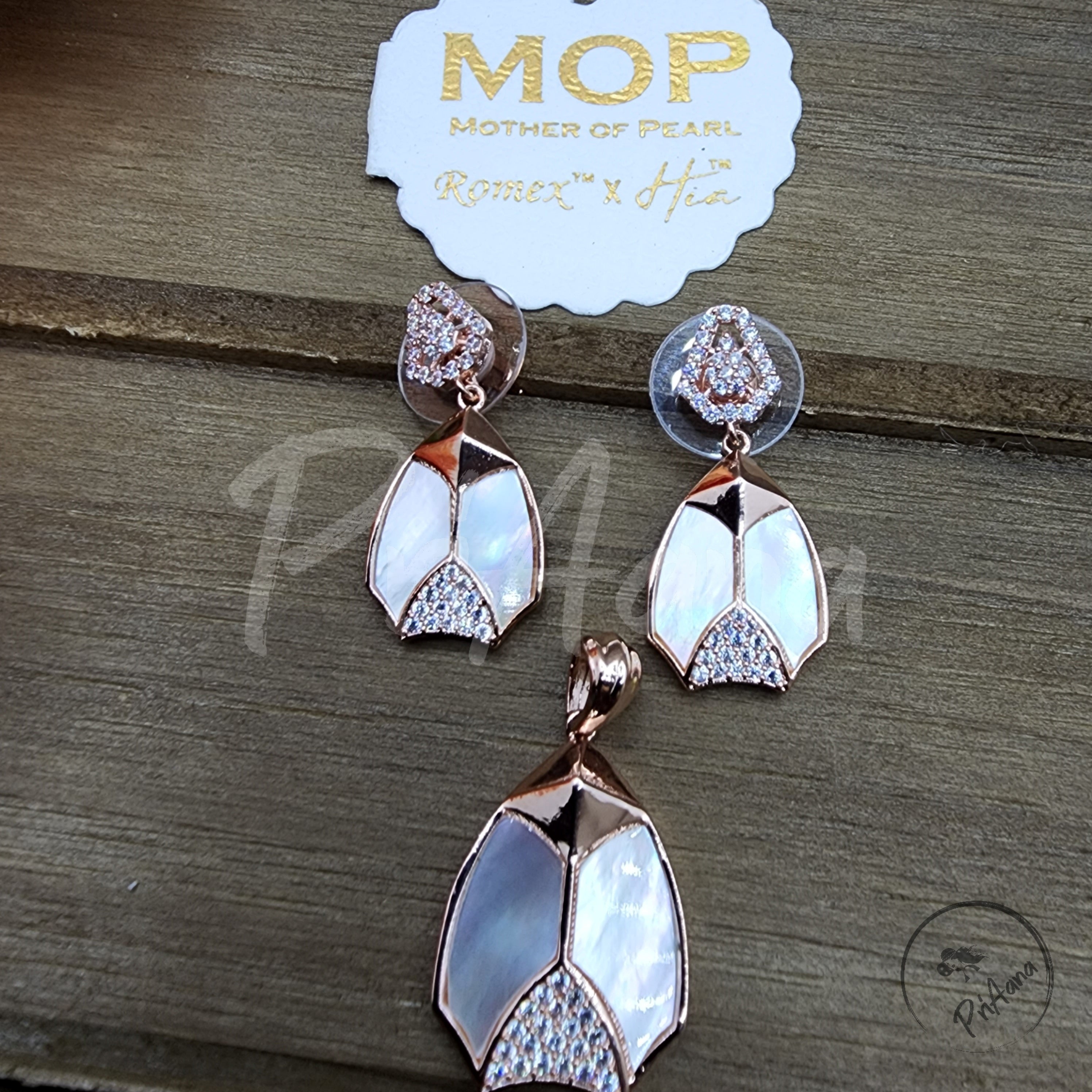 Alaia Mother of Pearl Pendant Set